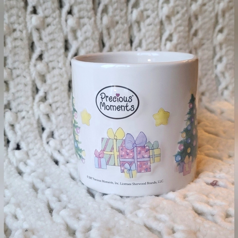 Precious Moments Large Christmas Mug 2007 Raised Images 20 Ounce Pine Tree Stars